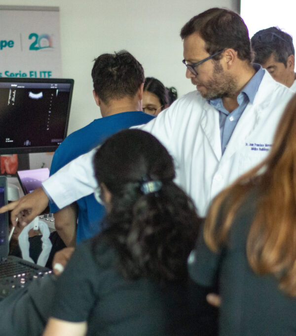 Dr. Juan Andrés Moreno realiza demostración de ecógrafos Sonoscape a estudiantes de Universidad Andrés Bello.